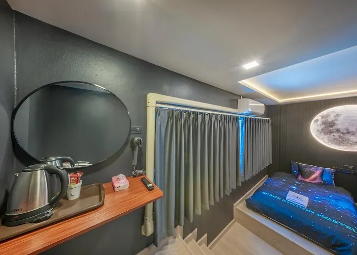 Space Station Hostel *