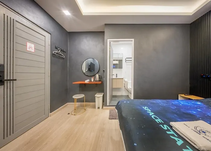 Space Station Hostel *